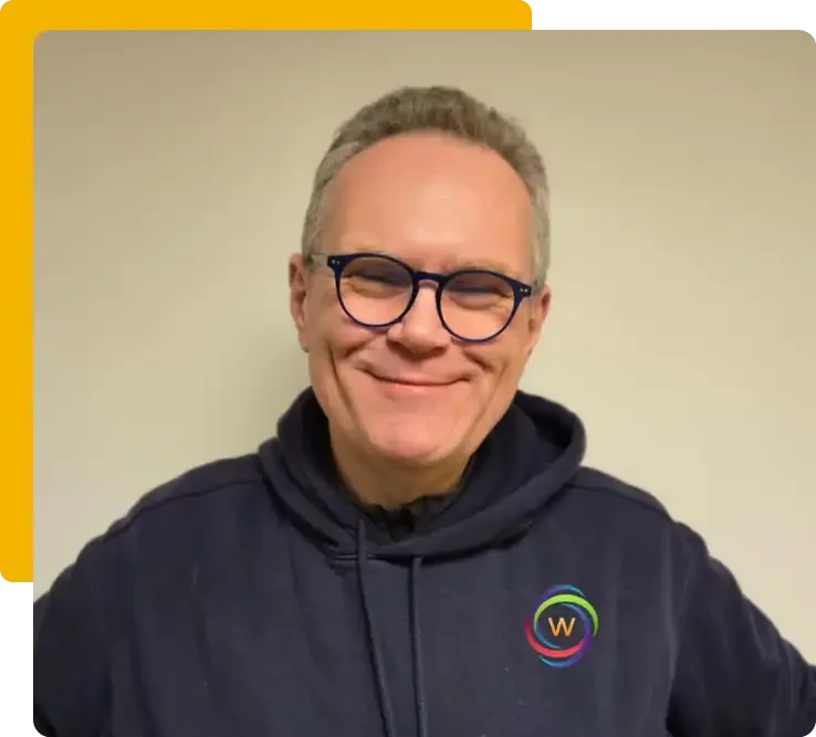 “Renaud RKEVL, artisan électricien et fondateur de WattClim à Lille, expert en rénovation électrique, domotique et solutions énergétiques.”